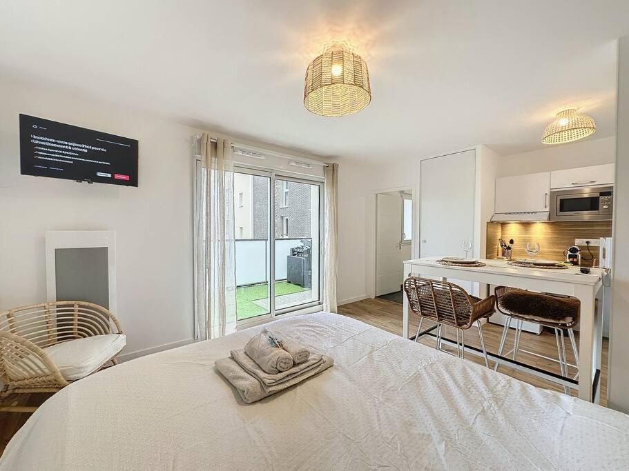um quarto branco com uma cama e uma cozinha em Escale Dinardaise - Garage - 2km de la mer em Dinard