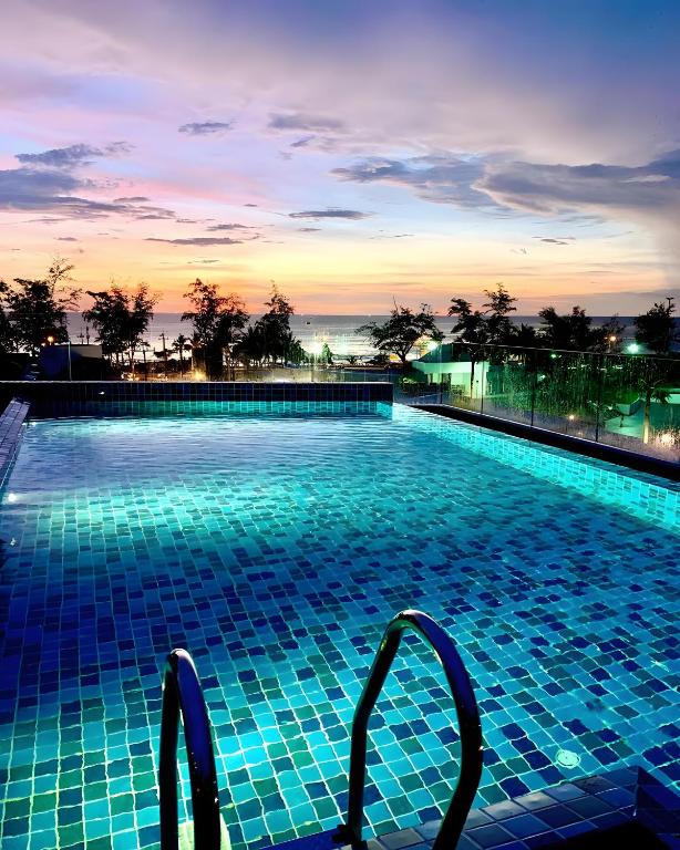 Bazén v ubytování Phoenix Hotel Karon Beach nebo v jeho okolí