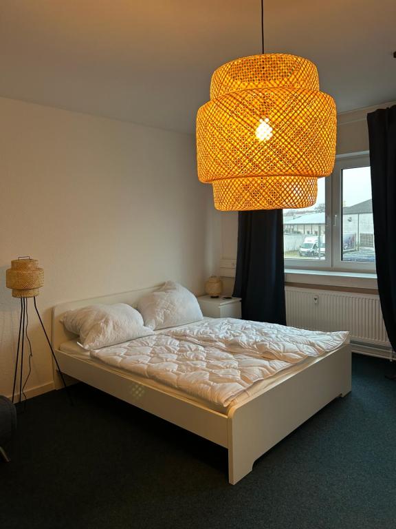 バンベルクにある4rooms - Bamberger Gemütlichkeitのベッドルーム1室(ベッド1台、シャンデリア付)