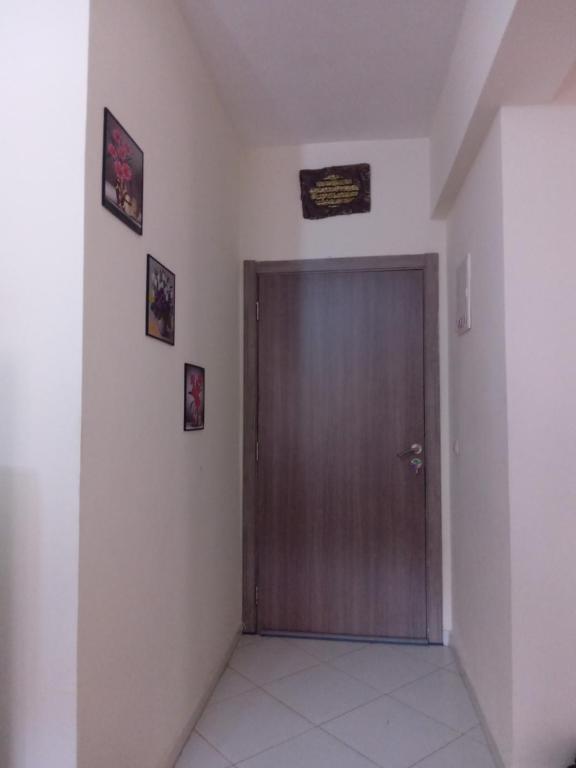 korytarz z drewnianymi drzwiami i obrazami na ścianie w obiekcie ديور مرجان w Marakeszu