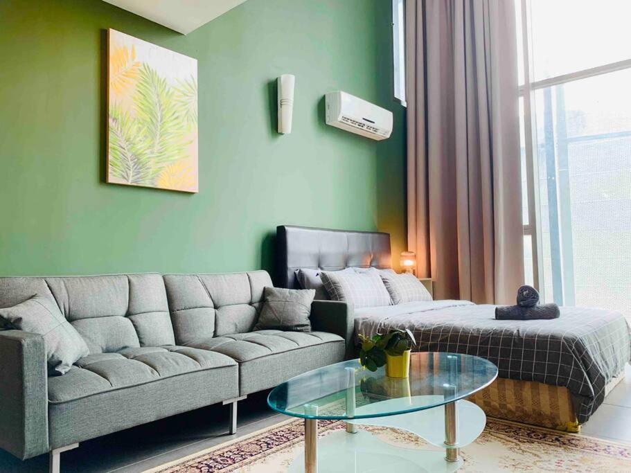 un soggiorno con divano e tavolo di Cozy Home for 5 to 7 pax (Parking provided) a Petaling Jaya