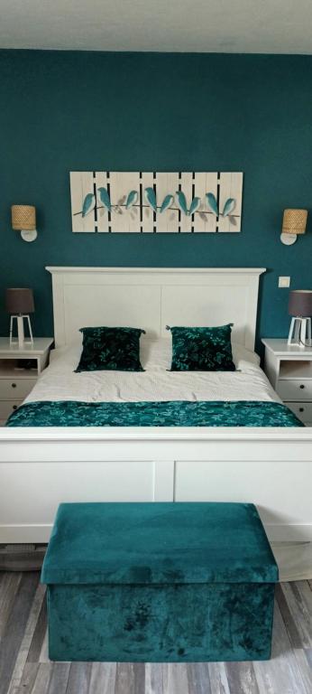 een slaapkamer met een groot bed met een groene muur bij Chambre proximité Paris, site JO in Saint-Thibault-des-Vignes