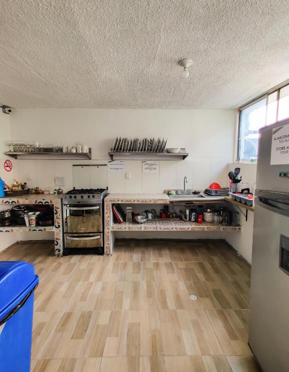 Dapur atau dapur kecil di Zamia Hostel