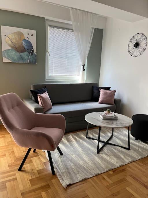 Urban flat tesisinde bir oturma alanı