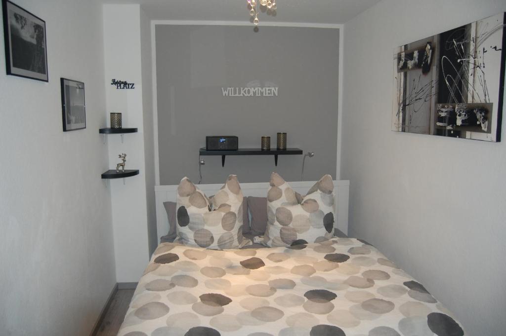 Un dormitorio con una cama con almohadas. en Appartement Brinkmann, en Braunlage