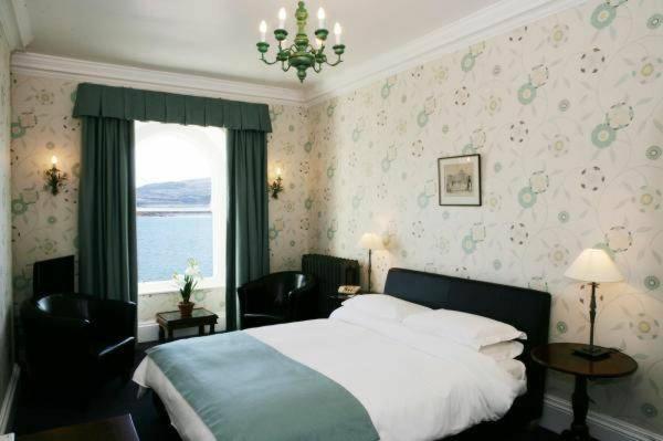 安伯朗戈德的住宿－Hesali villa，一间卧室设有一张床和一个大窗户