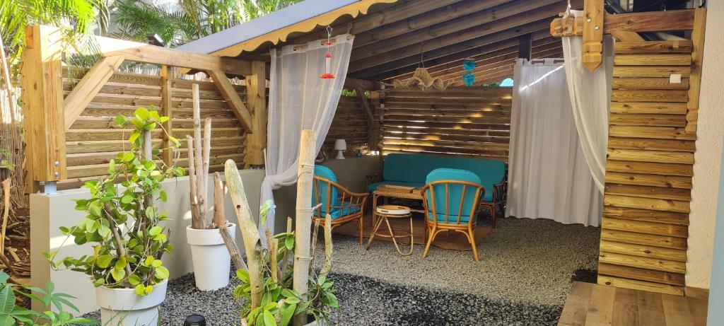 Balkón nebo terasa v ubytování Gîte Kaz à Topaze, piscine, jardin tropical