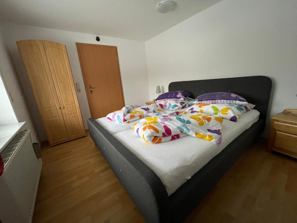 Postel nebo postele na pokoji v ubytování Ferienwohnung Tina