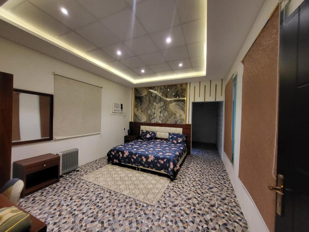 a bedroom with a bed in a room at شاليهات درة نجد in Al Muraysīyah
