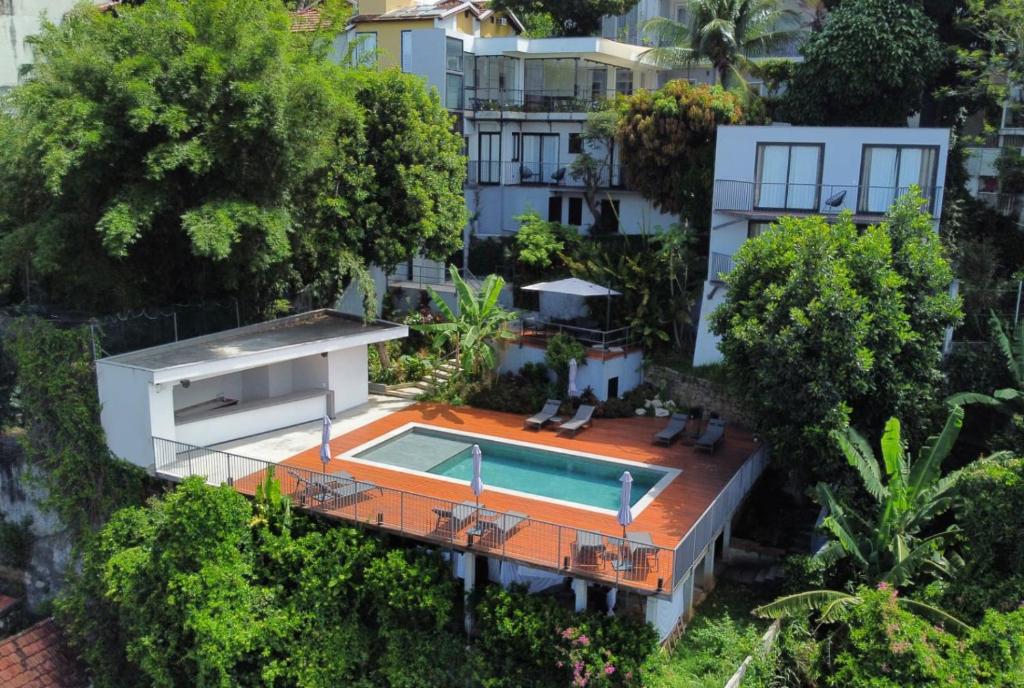 z góry widok na dom z basenem w obiekcie Hotel Castelinho w mieście Rio de Janeiro
