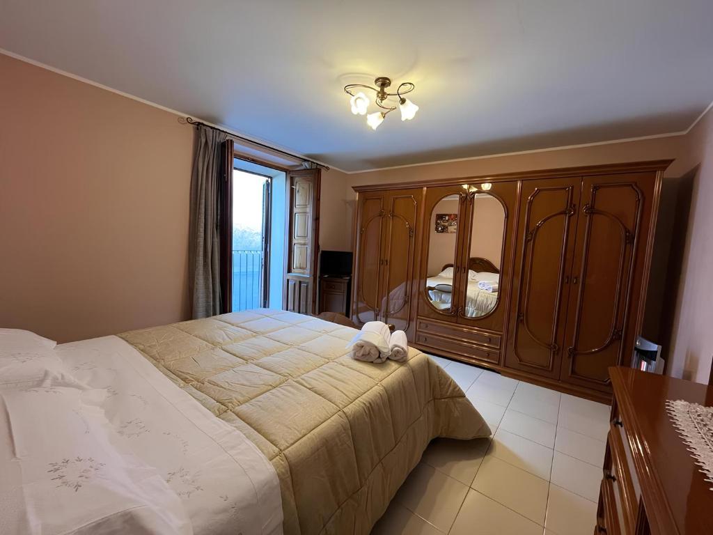 una camera da letto con un letto con un orsacchiotto sopra di Casa in centro Randazzo a Randazzo