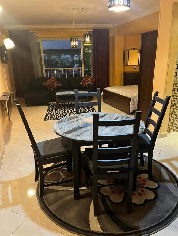 een woonkamer met een tafel en 2 stoelen bij Heliopolis Rock Residence in Caïro