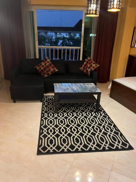 A seating area at Heliopolis Rock Residence