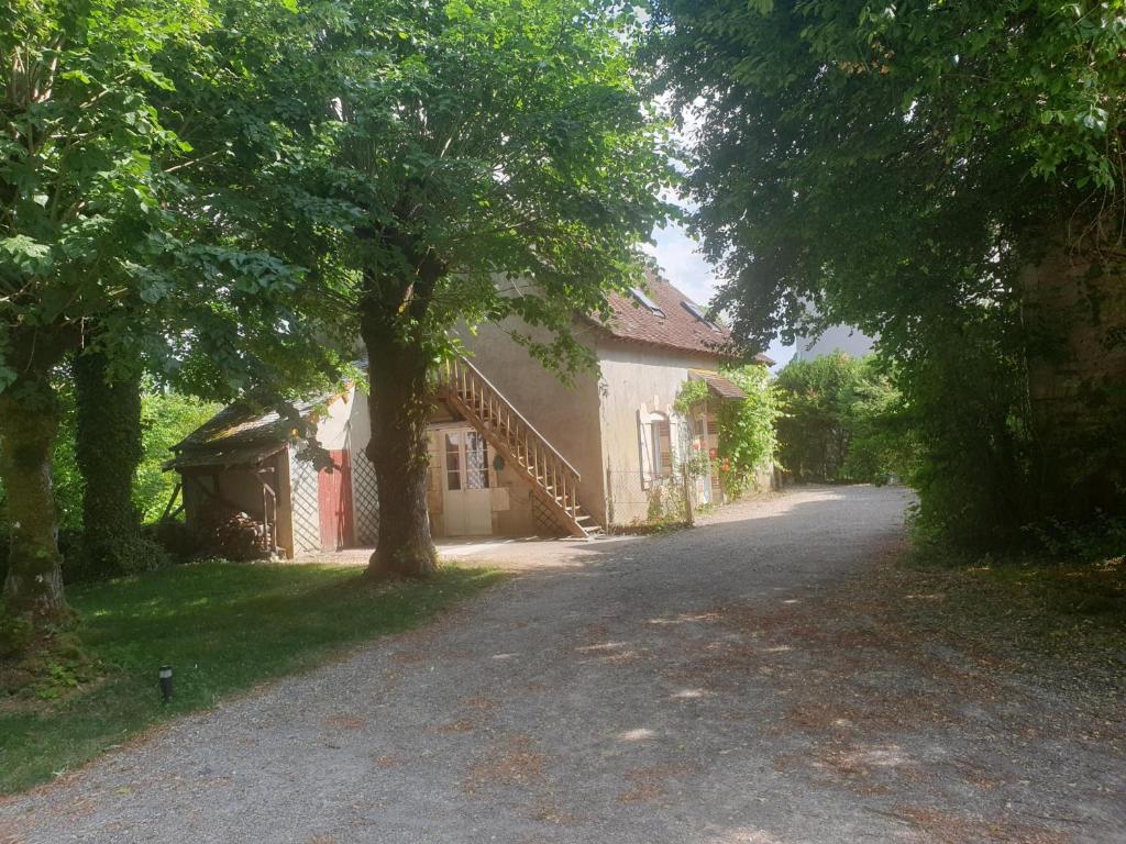 un camino vacío delante de una casa en La Casa D'Augy logement du rez de Jardin, en Farges-en-Septaine