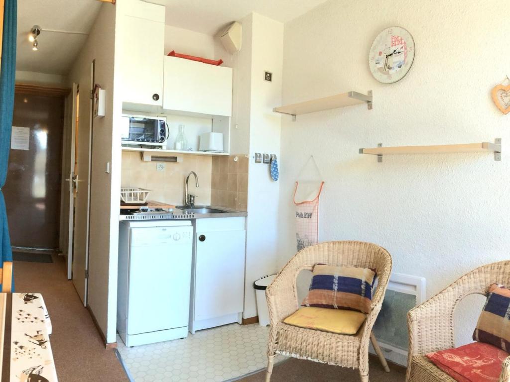 Studio La Toussuire, 1 pièce, 4 personnes - FR-1-417-33にあるキッチンまたは簡易キッチン