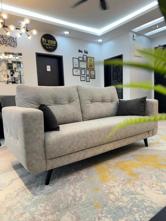 una sala de estar con sofá en una tienda en CT View Homestay by Ifaizal, Presint 15 Putrajaya, en Putrajaya