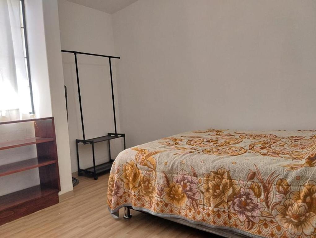 CASA HUAXYACAC في مدينة أواكساكا: غرفة نوم مع سرير وخزانة في غرفة
