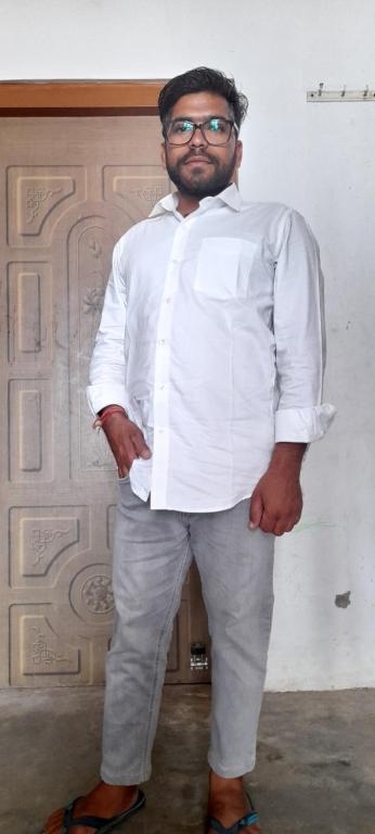 un uomo con una camicia bianca e occhiali di Shree Vinayak Hostel Taranagar a Tārānagar