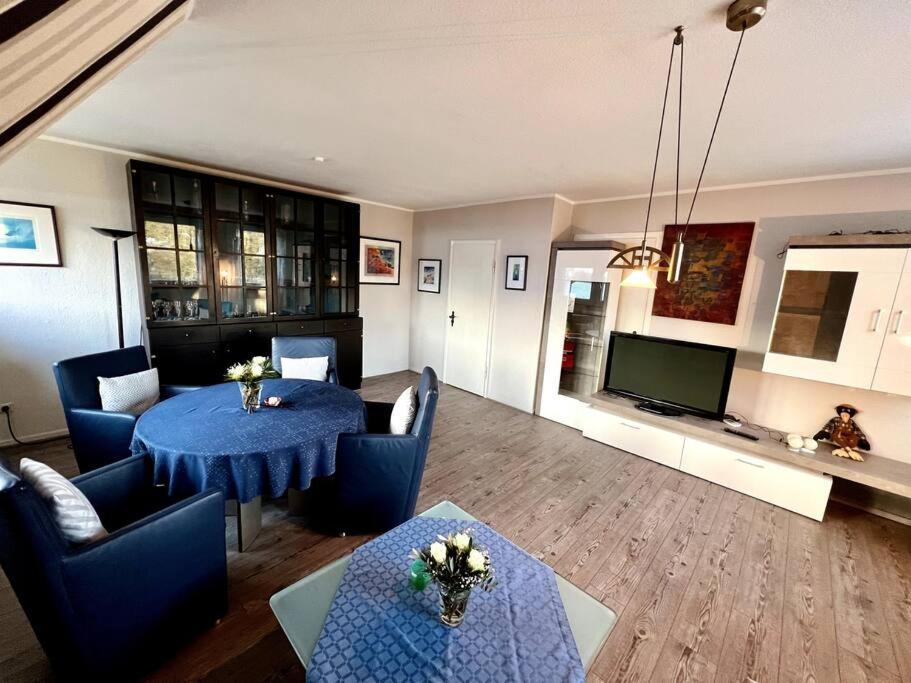 ein Wohnzimmer mit einem blauen Tisch und Stühlen in der Unterkunft Wohnung in Greven - nähe Münster in Greven