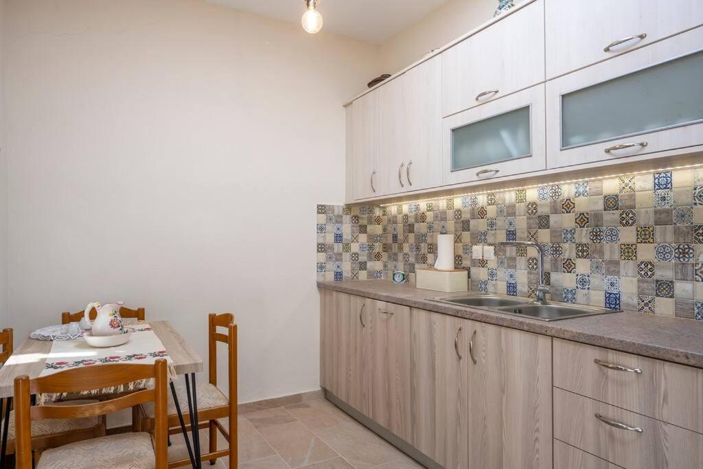 Kuchyň nebo kuchyňský kout v ubytování Amalthea House 2