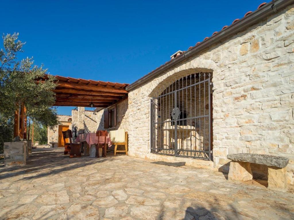 un edificio de piedra con una puerta a un lado en Stone House Lozica, en Vela Luka