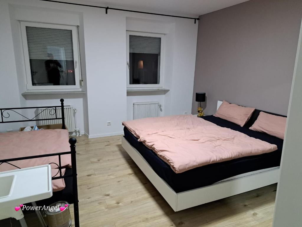 Een bed of bedden in een kamer bij Luxury Apartment Ottweiler