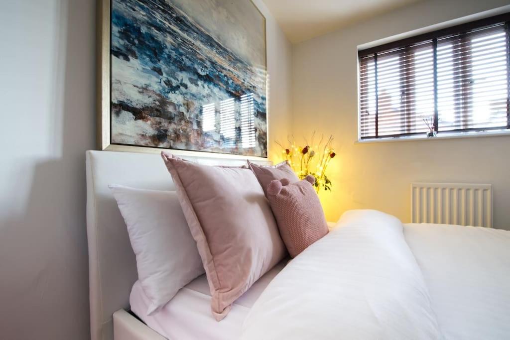 a white bed with white pillows in a bedroom at 4 Bed Townhouse 2 mins from everything & 1 parking space! in Stratford-upon-Avon