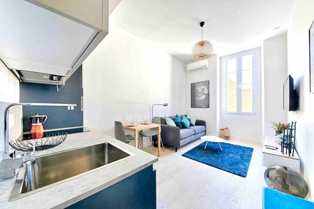 a kitchen with a sink and a living room at Saint Jean Baptiste, studio pour 2 personnes Garibaldi, Coulée Verte in Nice