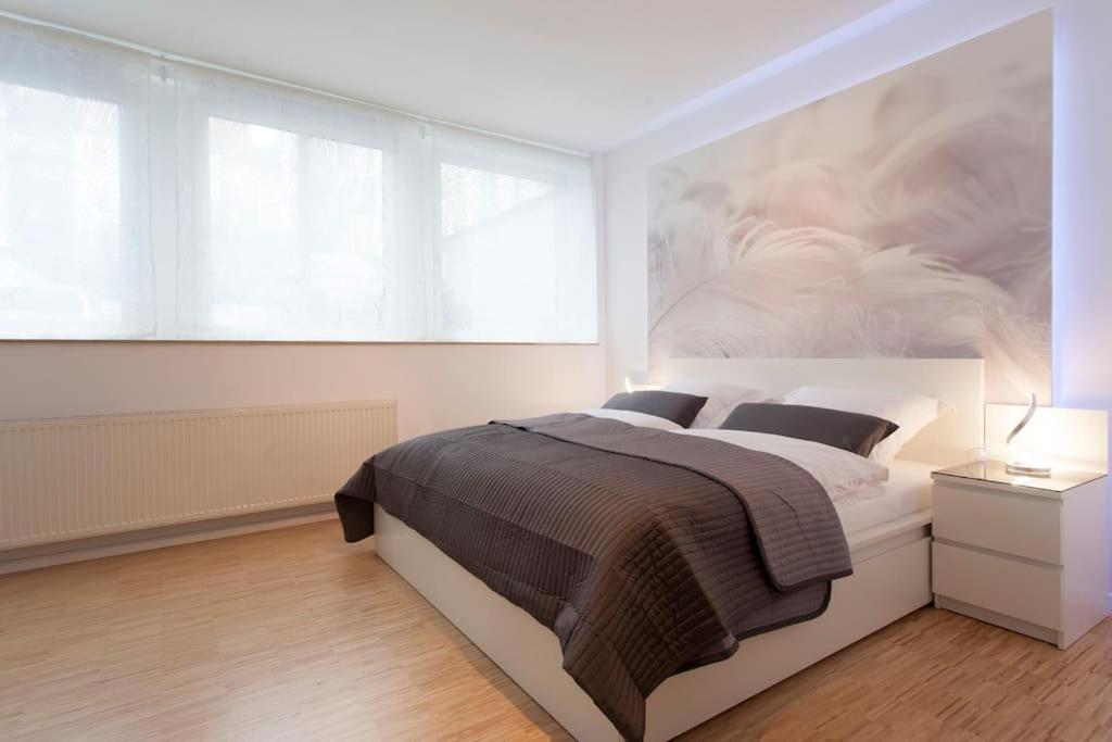 1 dormitorio con cama y ventana grande en Exclusive 2-room souterrain apartment, en Núremberg