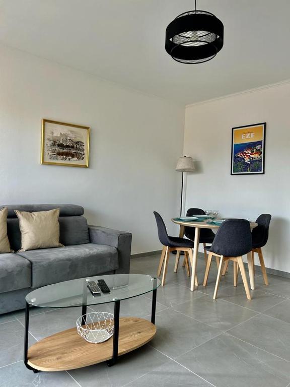 un salon avec un canapé, une table et des chaises dans l'établissement Menton centre, jardin Bioves, casino, à Menton