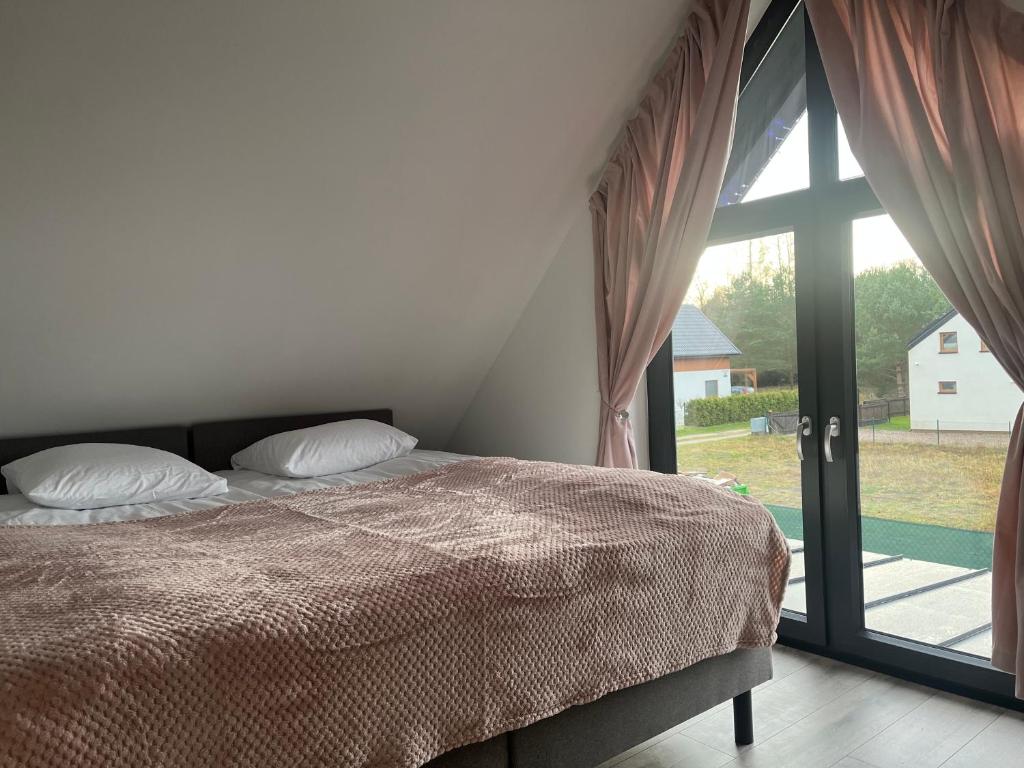 Postel nebo postele na pokoji v ubytování Domki nad morzem " Przy Lesie"