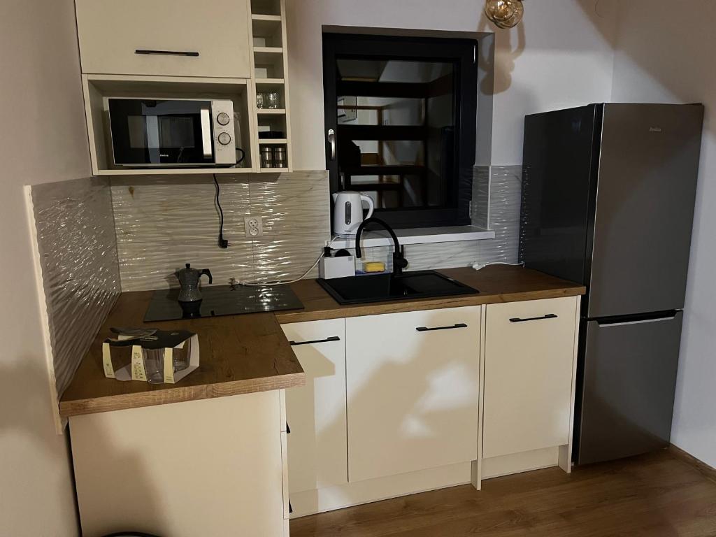Kuchyň nebo kuchyňský kout v ubytování Domki nad morzem " Przy Lesie"