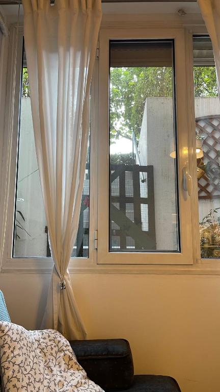 A bed or beds in a room at Cozy apartment ideally located city center and Megaron Moussikis metro station