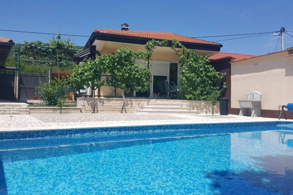 uma piscina em frente a uma casa em Hacijenda za odmor iz snova uz potpunu privatnost em Mostar