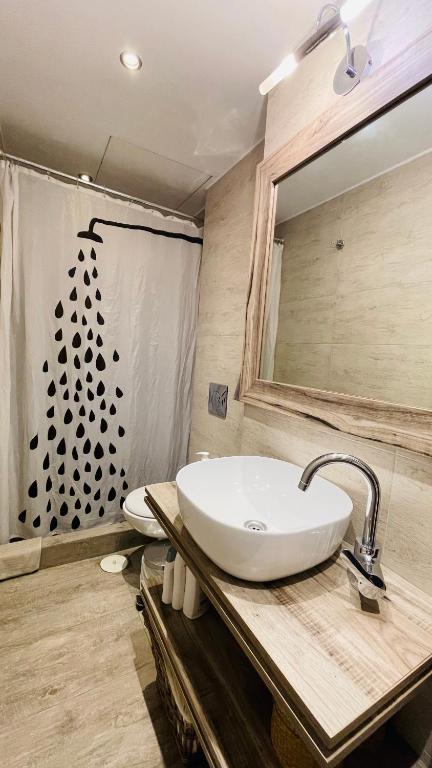 A bathroom at Cozy apartment ideally located city center and Megaron Moussikis metro station