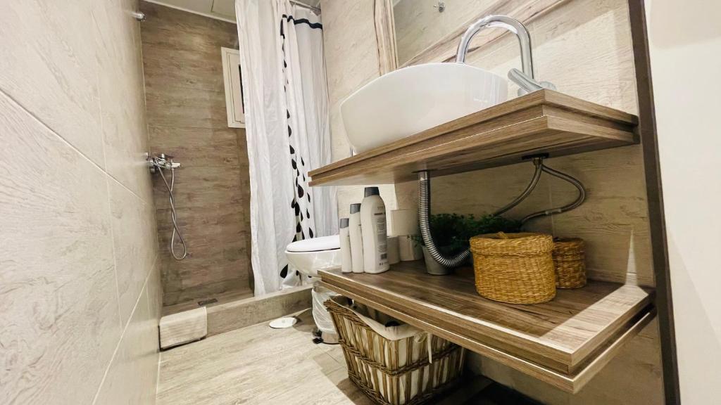 A kitchen or kitchenette at Cozy apartment ideally located city center and Megaron Moussikis metro station
