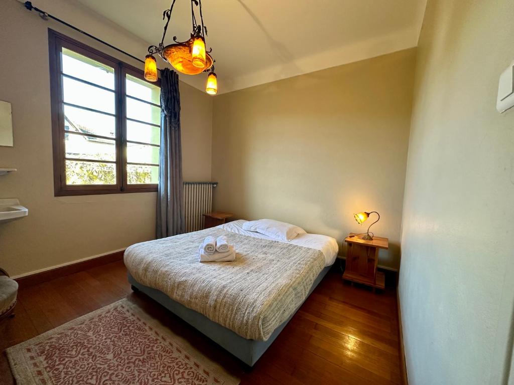 a bedroom with a bed and a window at Chambre d’hôte à Yenne avec grand salon in Yenne