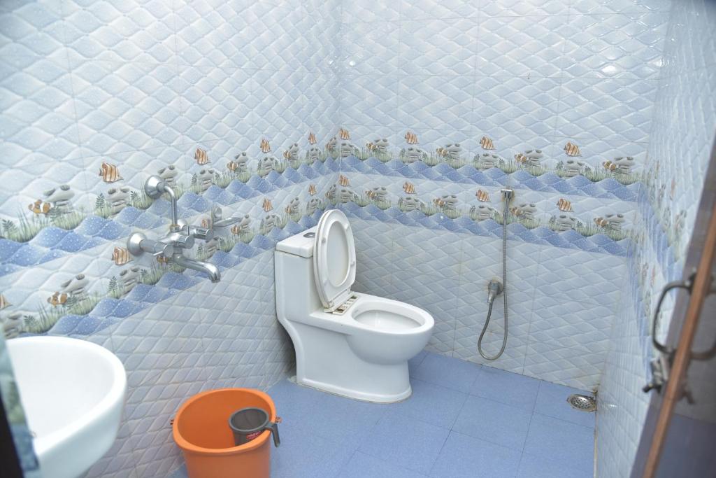 Bibhas Lodge & Restaurant في غاواهاتي: حمام مع مرحاض ومغسلة