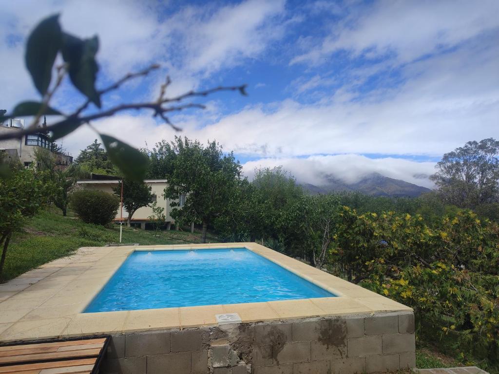 una piscina con vistas a la montaña en Cabañas Olluhuasi, en Valle Hermoso