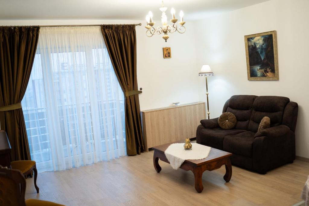 uma sala de estar com um sofá e uma mesa de centro em Luxury Apartments em Selimbar