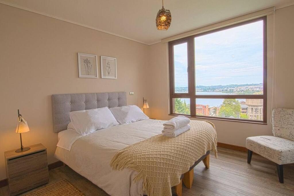 Ένα ή περισσότερα κρεβάτια σε δωμάτιο στο TuarriendoCL-MPHC303 Depto con Hermosa Vista al Lago Llanquihue