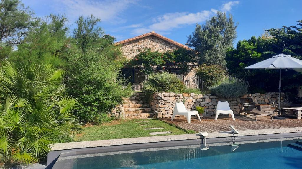 Photo de la galerie de l'établissement Maison de charme avec piscine, à Popian
