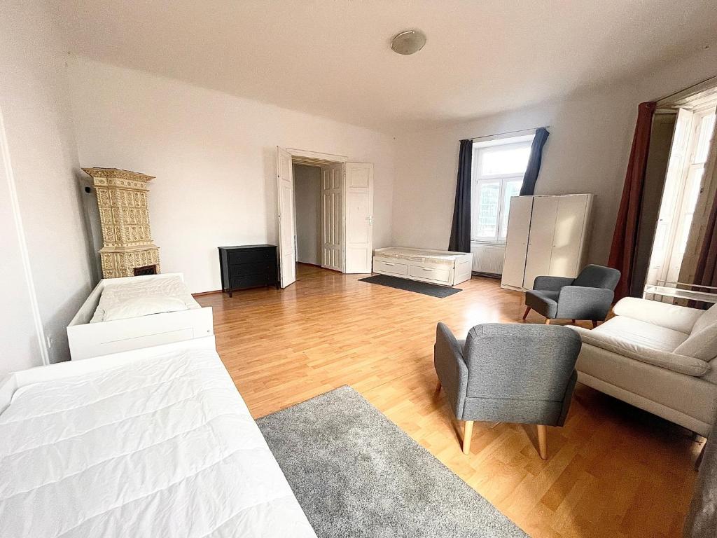 ウィーンにあるPrater City Hostelのベッドルーム1室(ベッド1台、ソファ、椅子付)