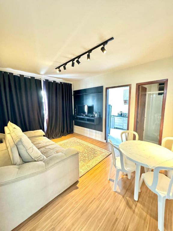 un salon avec un canapé et une table dans l'établissement Apartamento no Centro Balneário Camboriú, à Balneário Camboriú