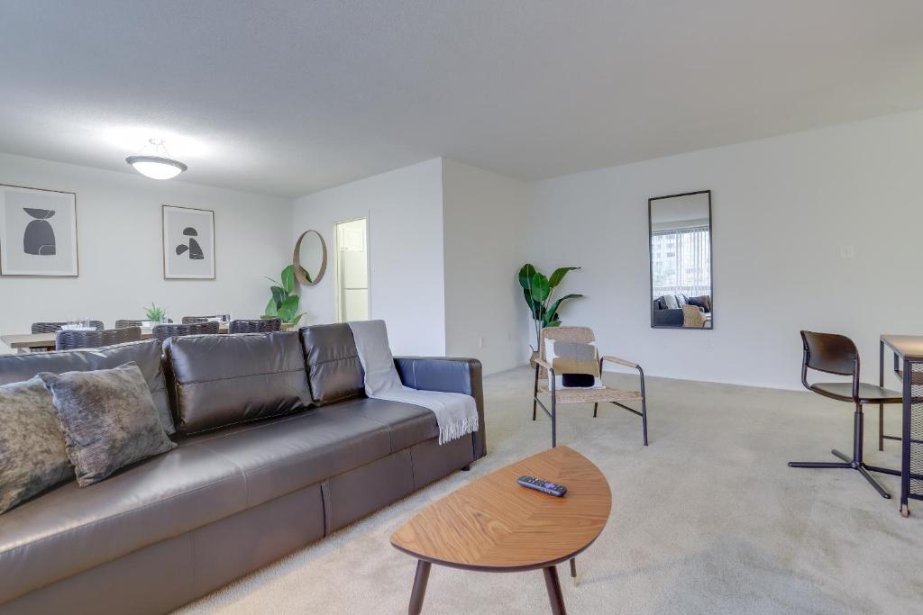 - un salon avec un canapé et une table dans l'établissement Sensational Condominium @Crystal City, à Arlington