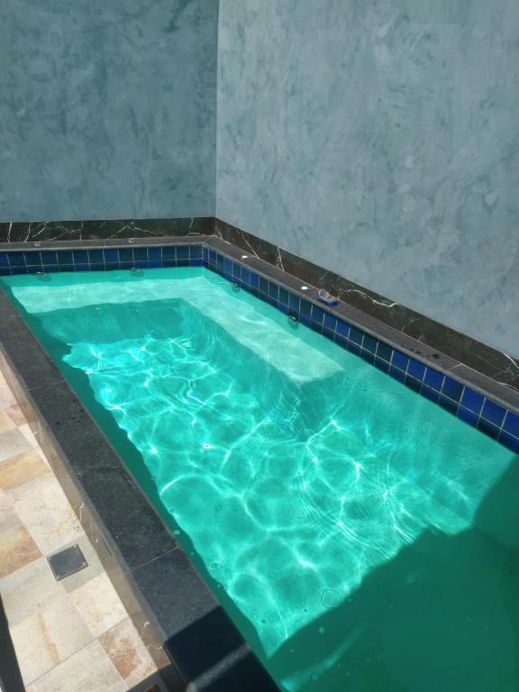 una grande piscina con un turchese di Casa Pirenópolis a Pirenópolis