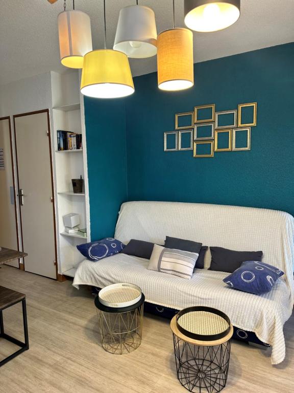 un salon avec un canapé et deux tables dans l'établissement Cap Eureka, au Cap d'Agde