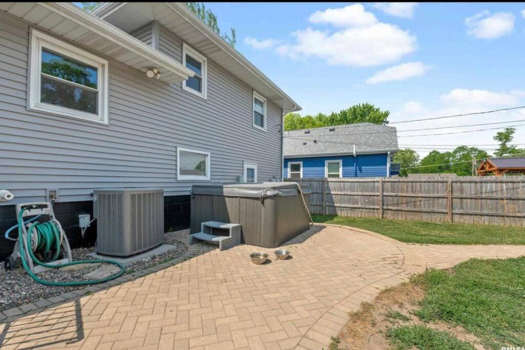 4 Bed - Recently updated Home with a Hot Tub - Housity