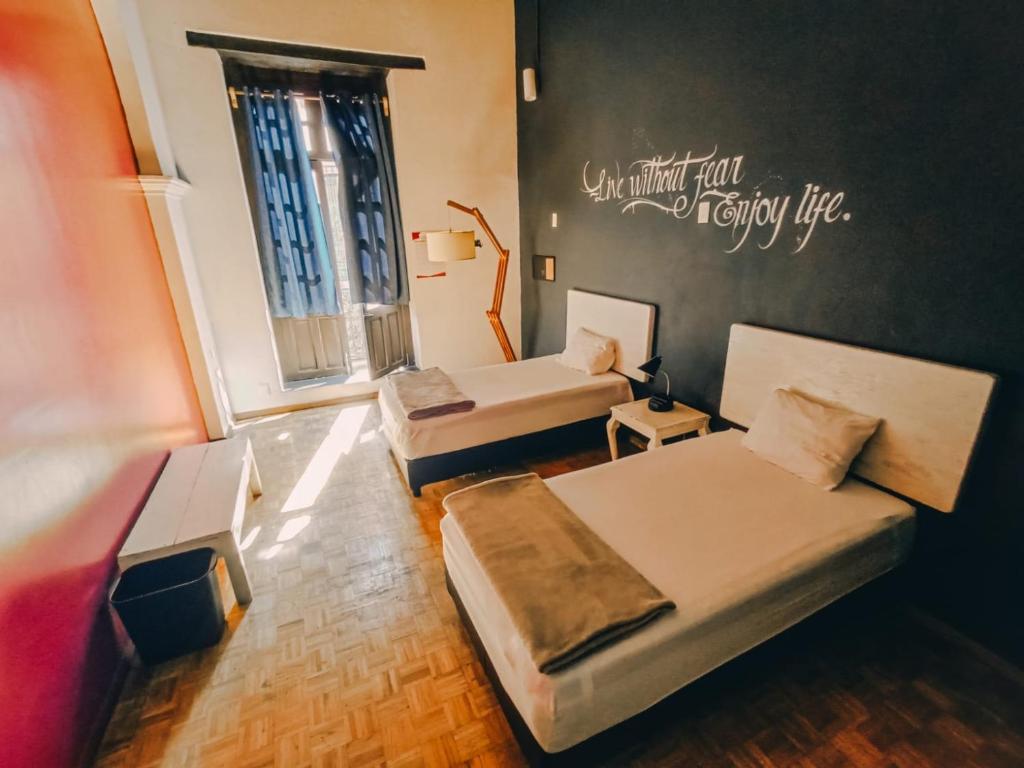 Postel nebo postele na pokoji v ubytování Hostal Regina Down Town Mexico City