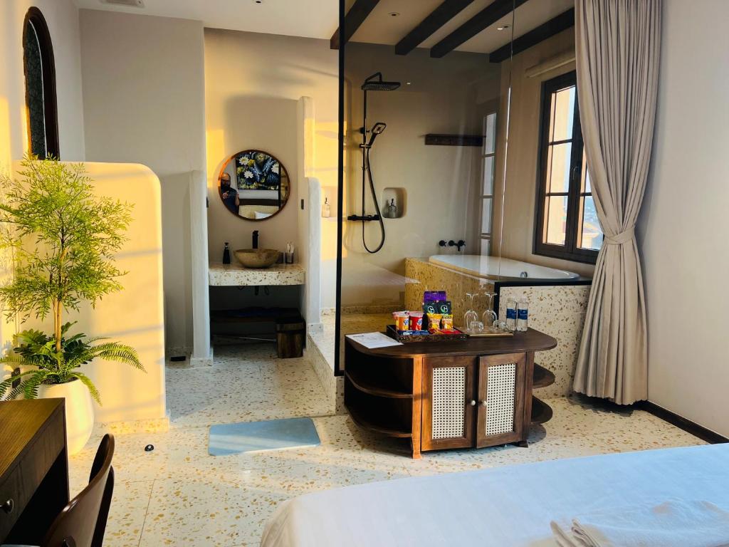 Habitación con baño con ducha y lavabo. en Lotus Home Cafe - Free Hon Thom Island Waterpark Cable Car, en Phu Quoc